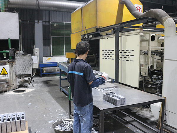 錦宏峰壓鑄工人隨檢